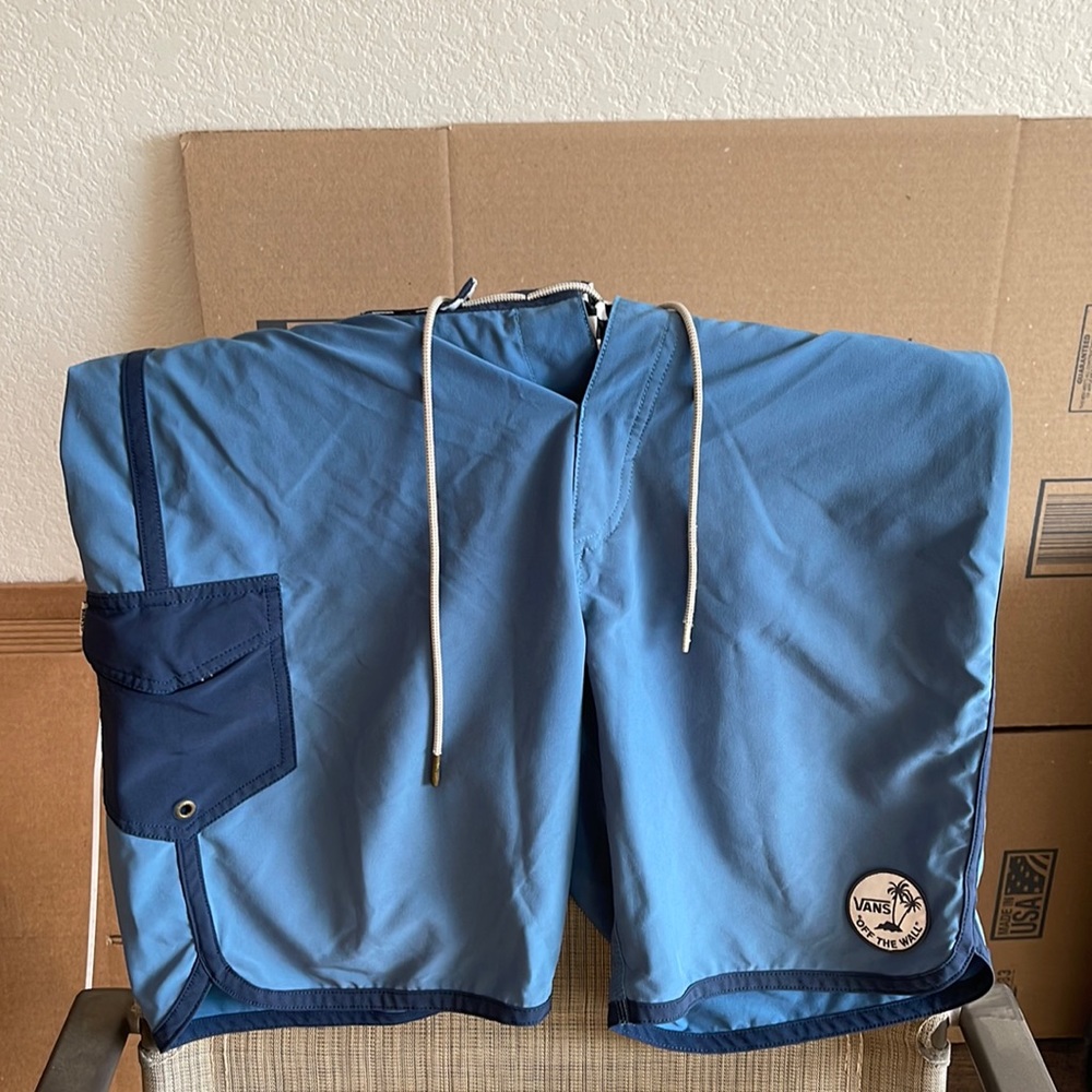 VANS BOARDSHORTS SIZE 32 BLUE